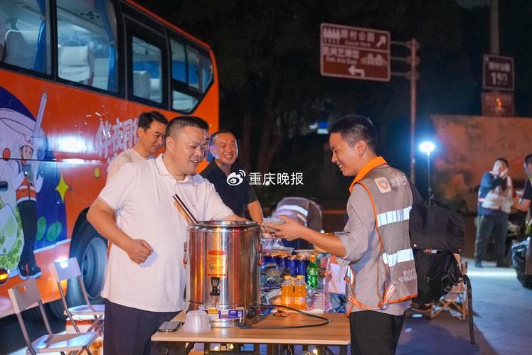 代驾司机师傅在"伴夜凉亭"流动服务大巴前领取夏日补给结合代驾夜间接